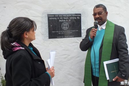 Suster Lesinda Cunningham saam met eerw Godfrey Cunningham wat die gedenksteen van Gansbaai Huis onthul het